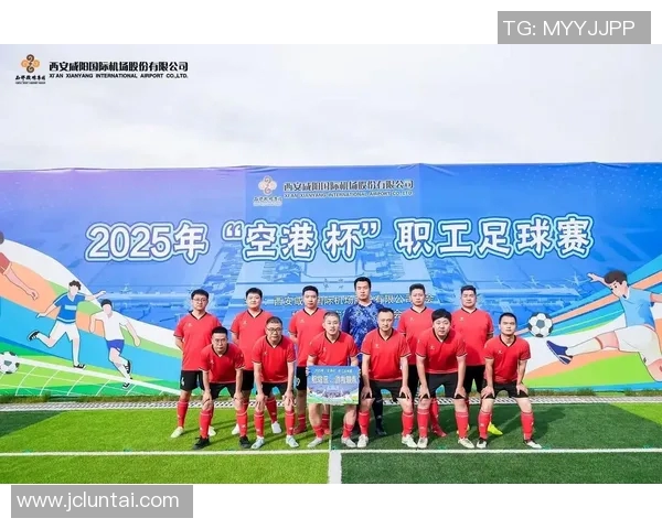 足球明星比心动作背后的温暖故事与球迷情感连接 足球明星比心动作背后的温暖故事与球迷情感连接